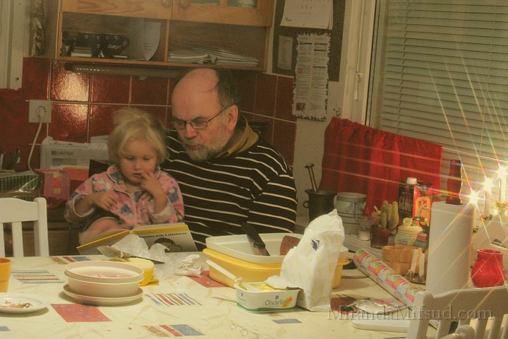 Miranda_and_Murfar_Johan.JPG - Miranda and her grandfather (Murfar) Johan in the kitchen.